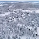 Alpine Grand Villa, Ski-in Ski-out By Aavalevi アパート レヴィ